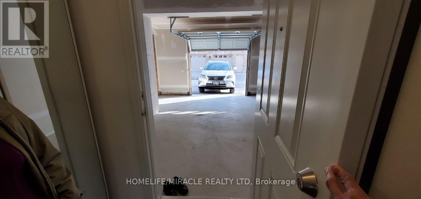 92 - 1 Beckenrose Court, Brampton, Ontario  L6Y 6G2 - Photo 4 - W12448906