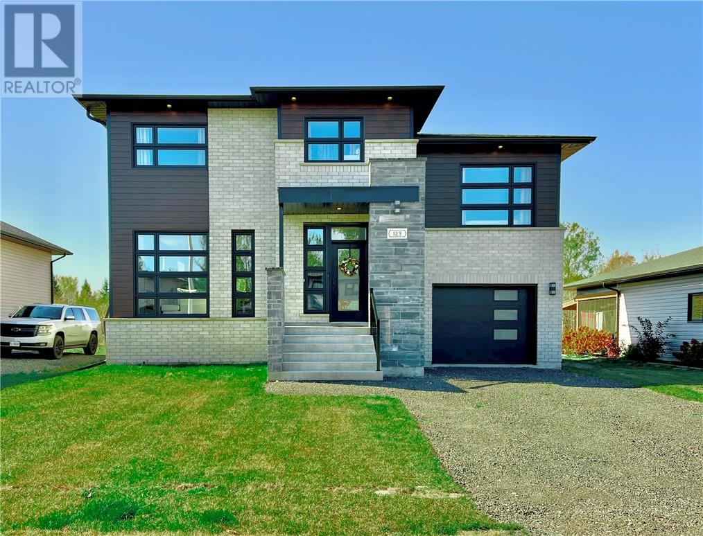 123 Hollybrook Crescent, Azilda, Ontario