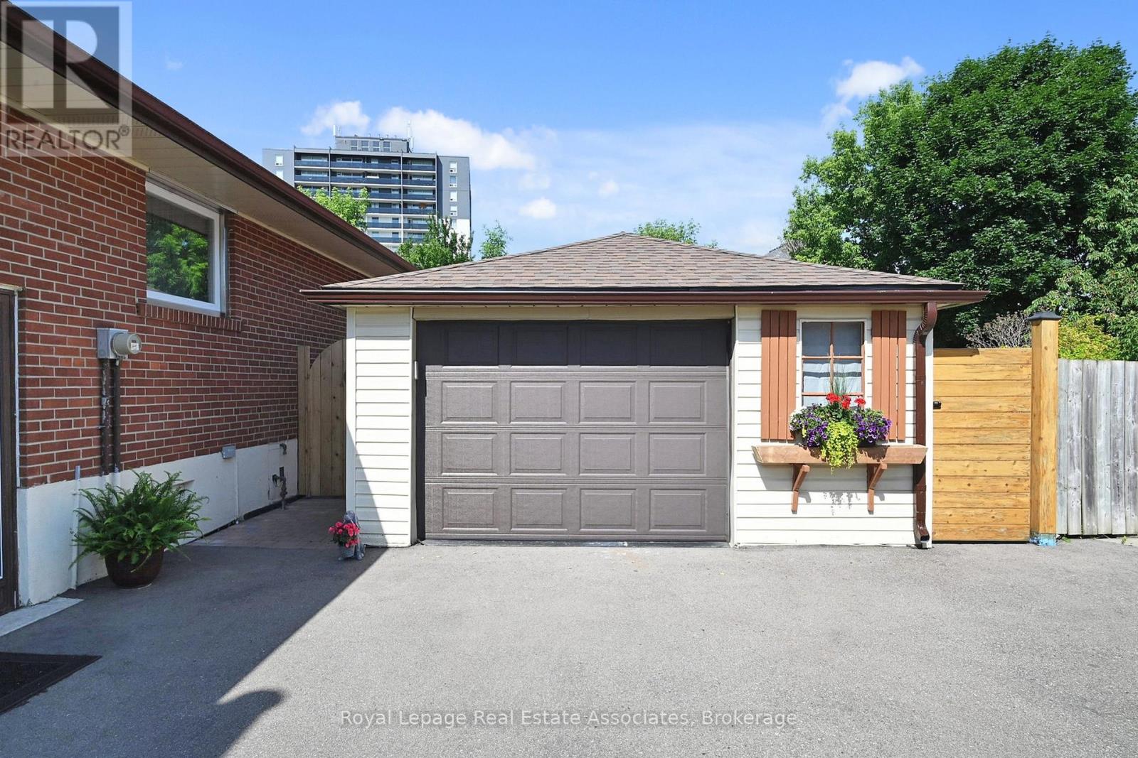 68 Vanguard Drive, Toronto, Ontario  M9B 5E6 - Photo 46 - W12469913