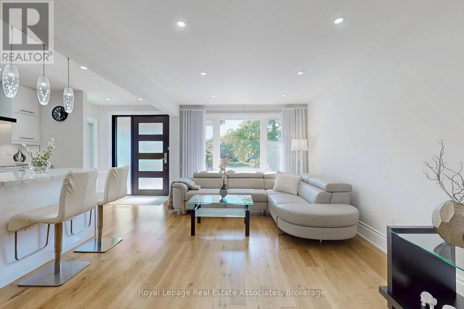68 Vanguard Drive, Toronto, Ontario  M9B 5E6 - Photo 6 - W12469913