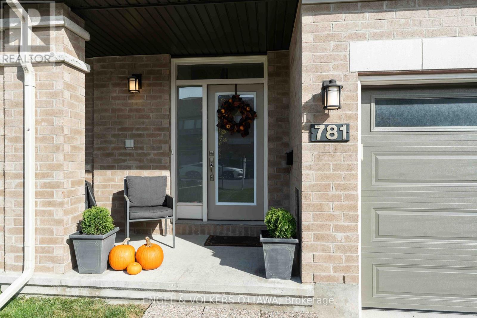 781 Cairn Crescent, Ottawa, Ontario  K1W 0P7 - Photo 2 - X12469964