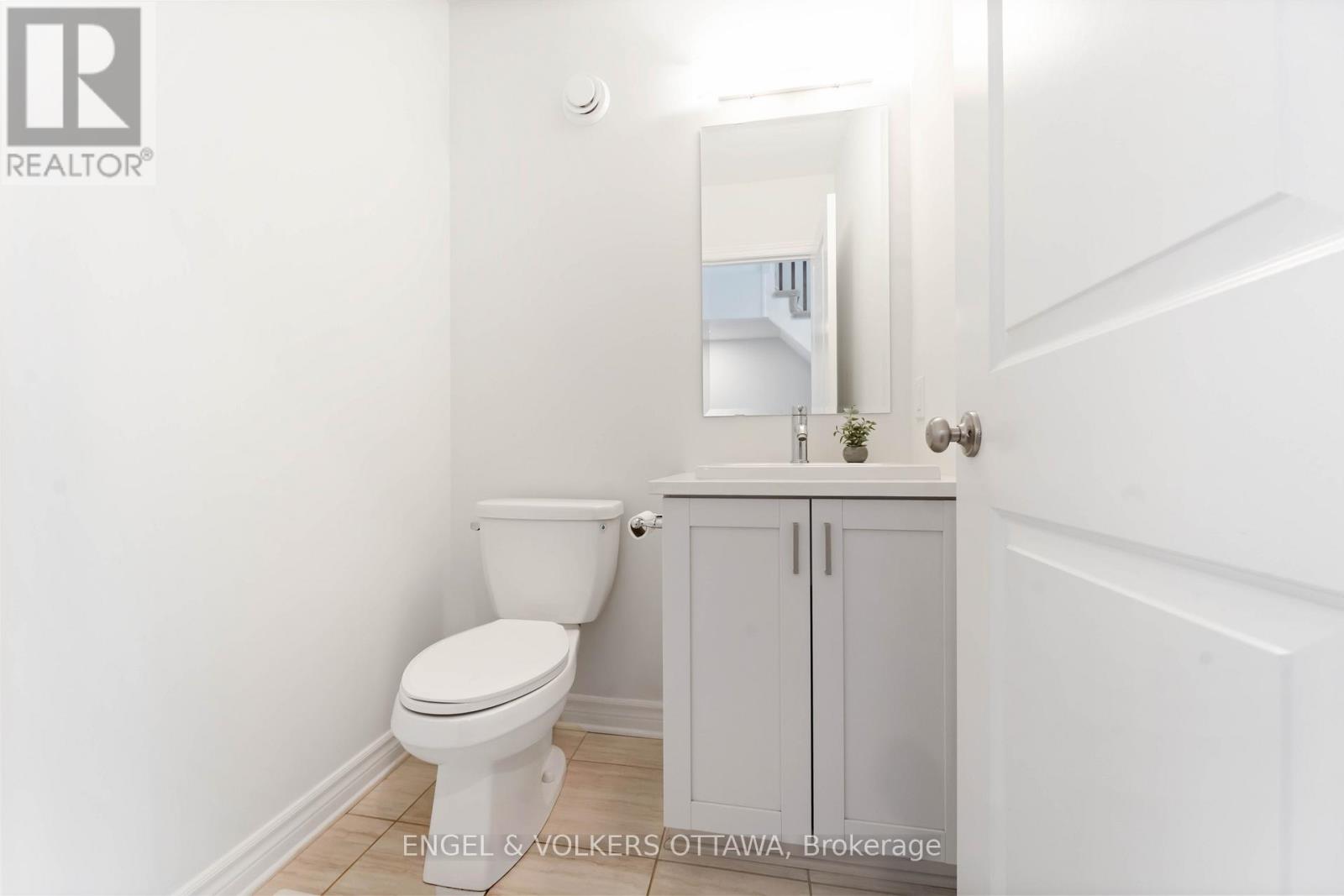 781 Cairn Crescent, Ottawa, Ontario  K1W 0P7 - Photo 4 - X12469964