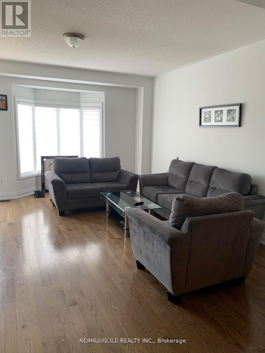 35 Dalbeattie Drive, Brampton, Ontario  L6Y 6H7 - Photo 5 - W12469493