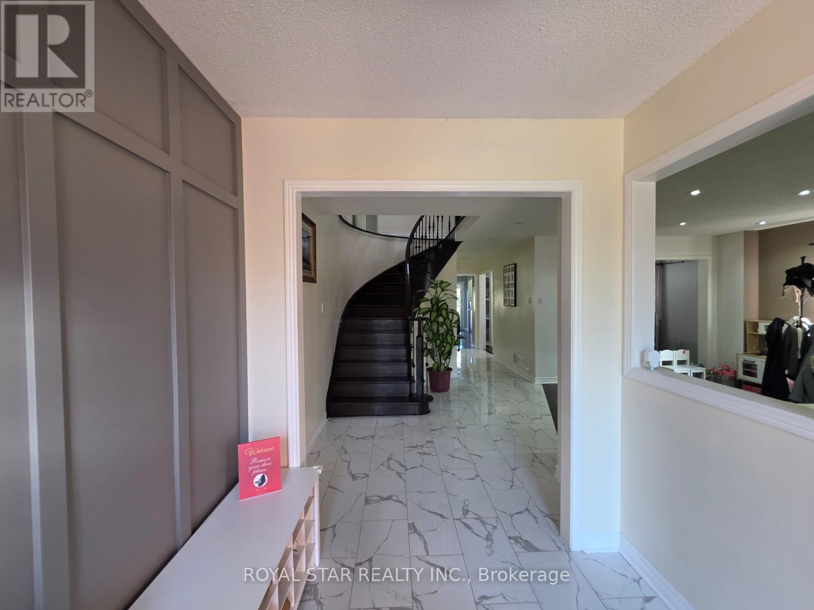 6 Merganser Crescent, Brampton, Ontario  L6W 4E8 - Photo 4 - W12457678