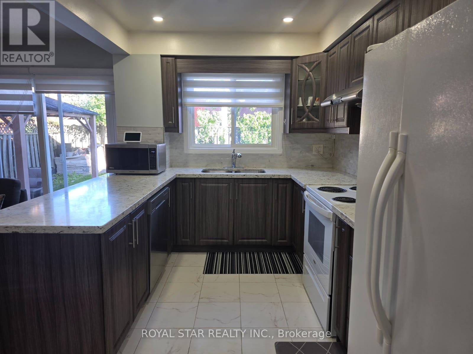6 Merganser Crescent, Brampton, Ontario  L6W 4E8 - Photo 11 - W12457678