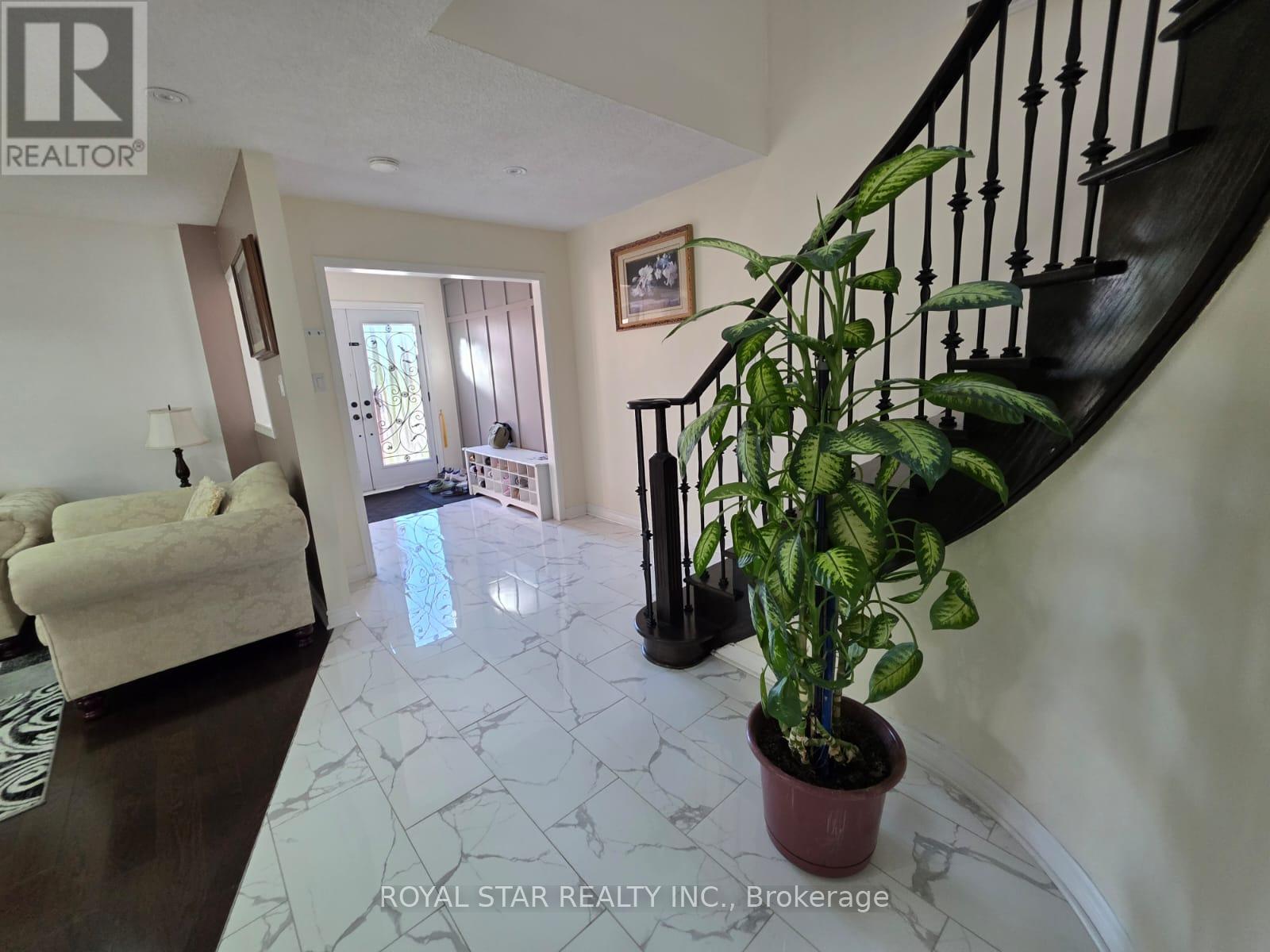 6 Merganser Crescent, Brampton, Ontario  L6W 4E8 - Photo 5 - W12457678