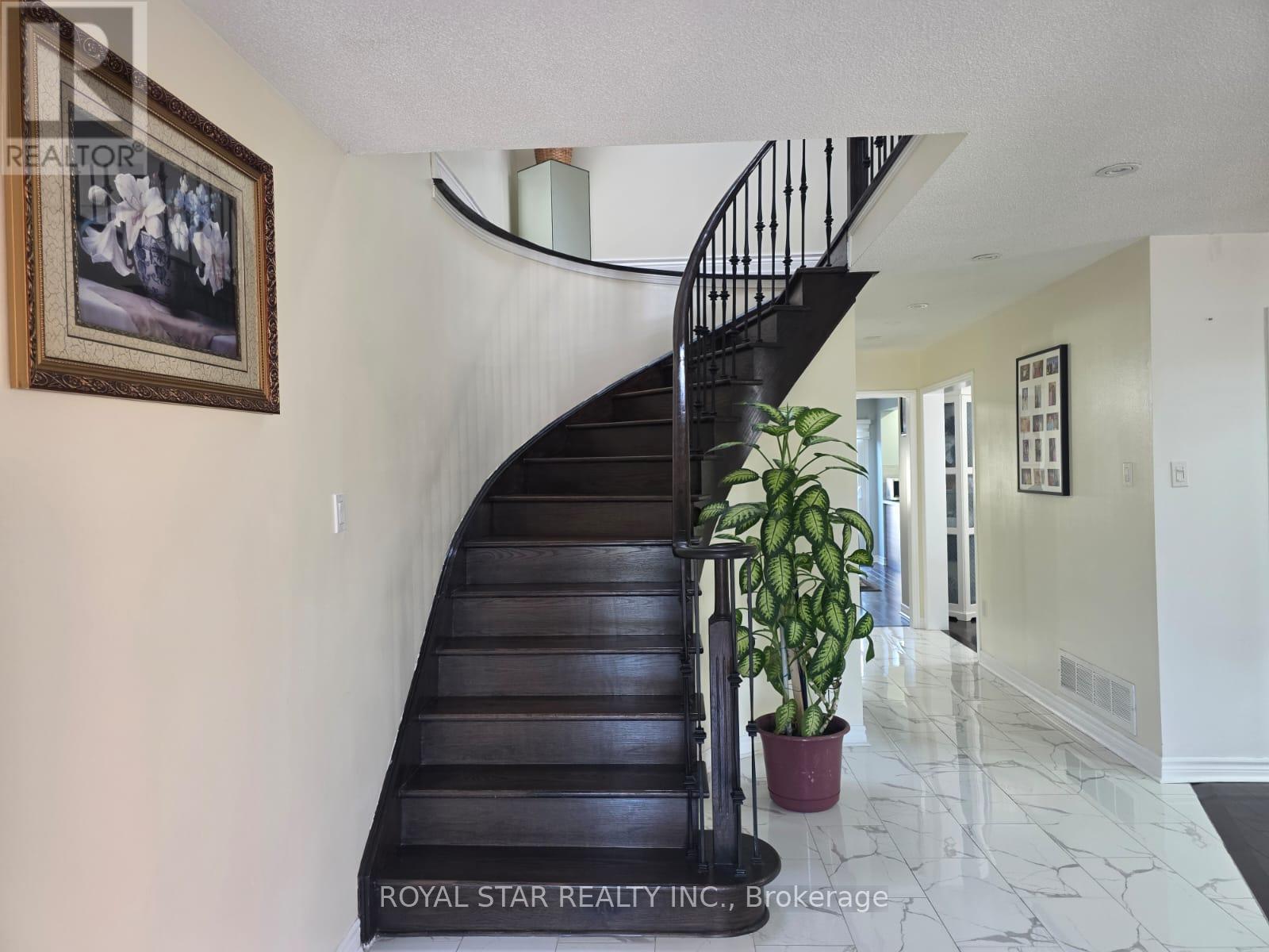 6 Merganser Crescent, Brampton, Ontario  L6W 4E8 - Photo 3 - W12457678