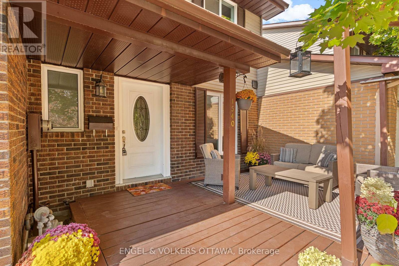 1540 Mimosa Avenue, Ottawa, Ontario  K1G 4C9 - Photo 3 - X12469980