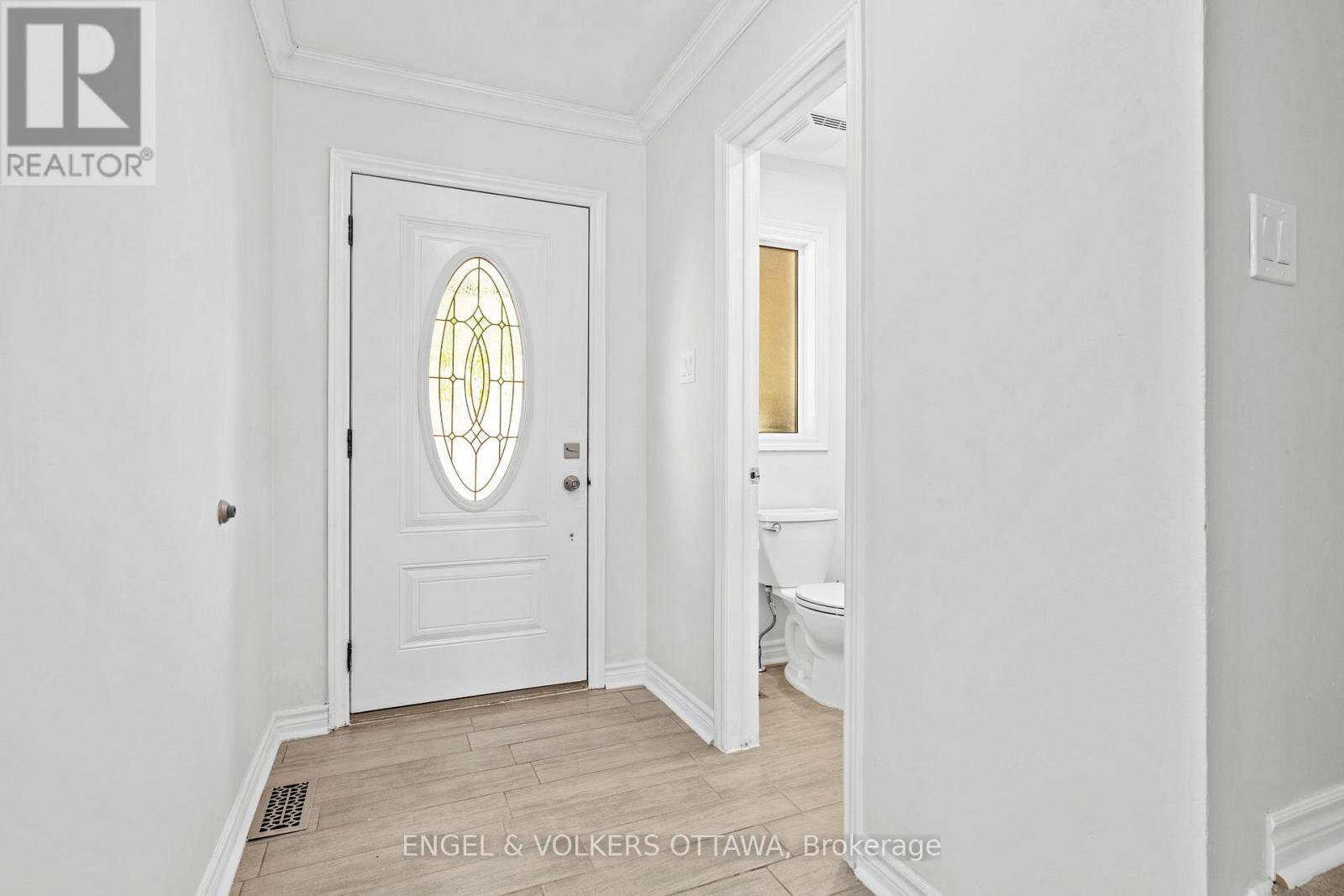 1540 Mimosa Avenue, Ottawa, Ontario  K1G 4C9 - Photo 4 - X12469980
