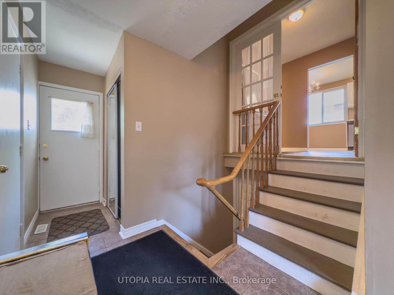 165 North Service Road E, Oakville, Ontario  L6H 1A4 - Photo 11 - W12469920