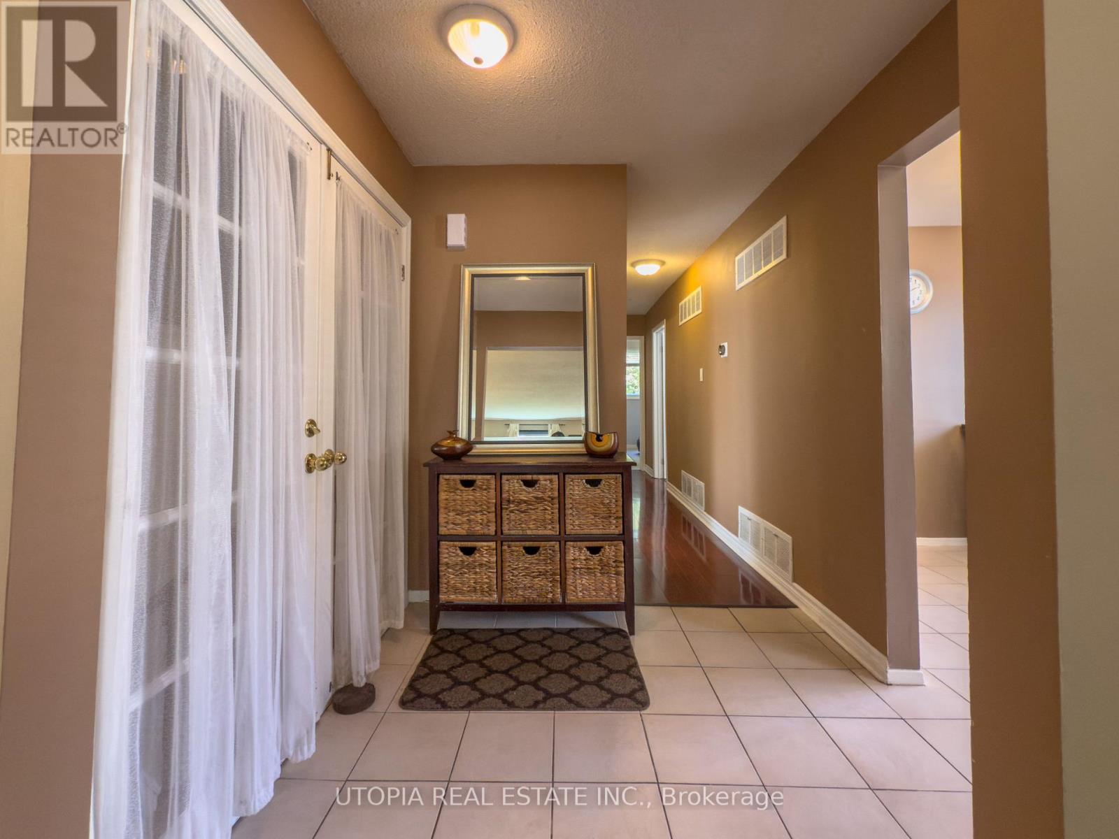 165 North Service Road E, Oakville, Ontario  L6H 1A4 - Photo 12 - W12469920