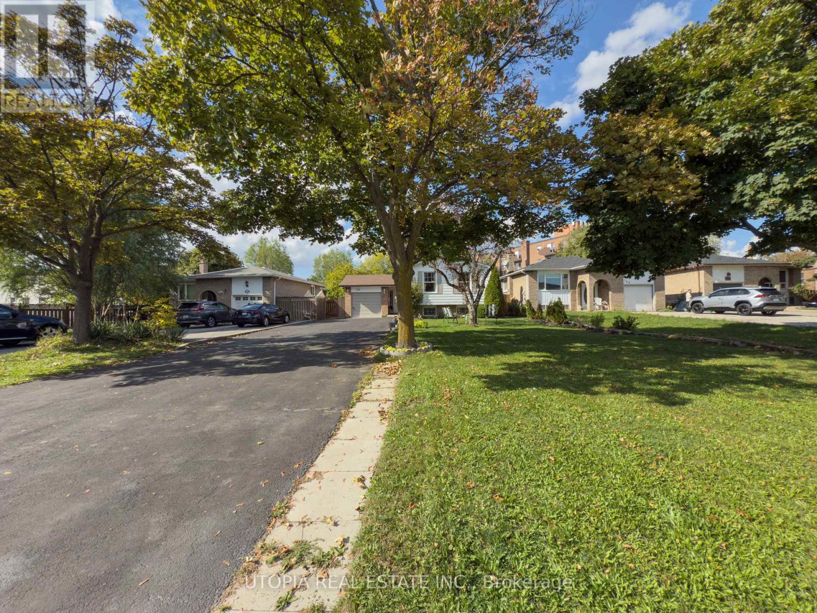 165 North Service Road E, Oakville, Ontario  L6H 1A4 - Photo 2 - W12469920