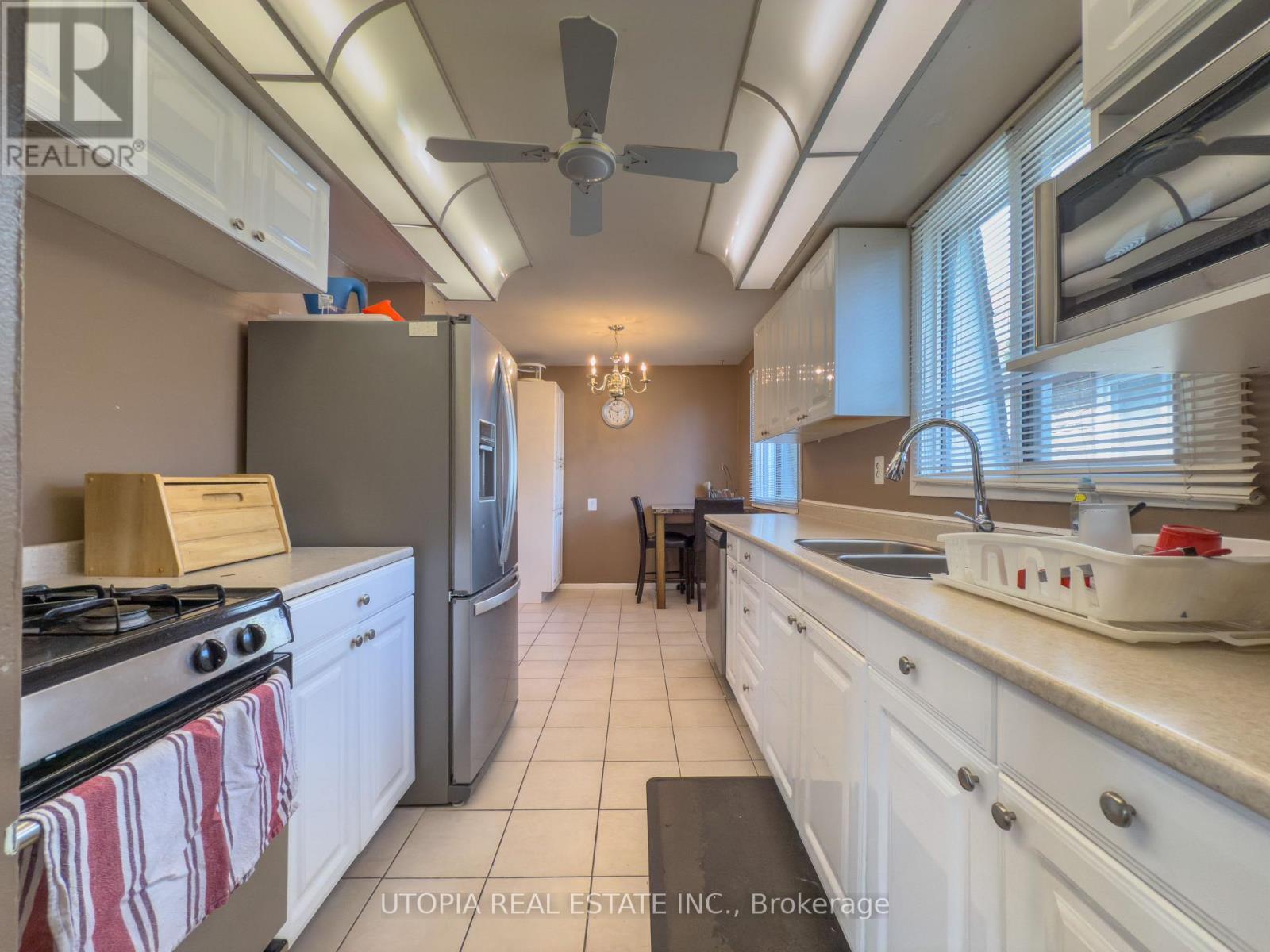 165 North Service Road E, Oakville, Ontario  L6H 1A4 - Photo 21 - W12469920