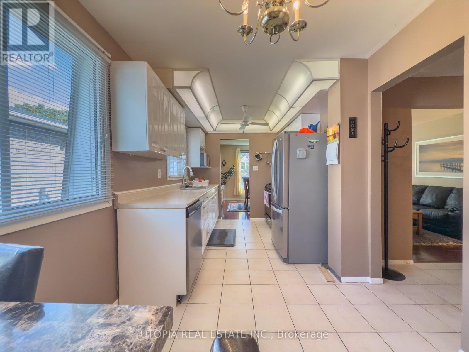 165 North Service Road E, Oakville, Ontario  L6H 1A4 - Photo 22 - W12469920