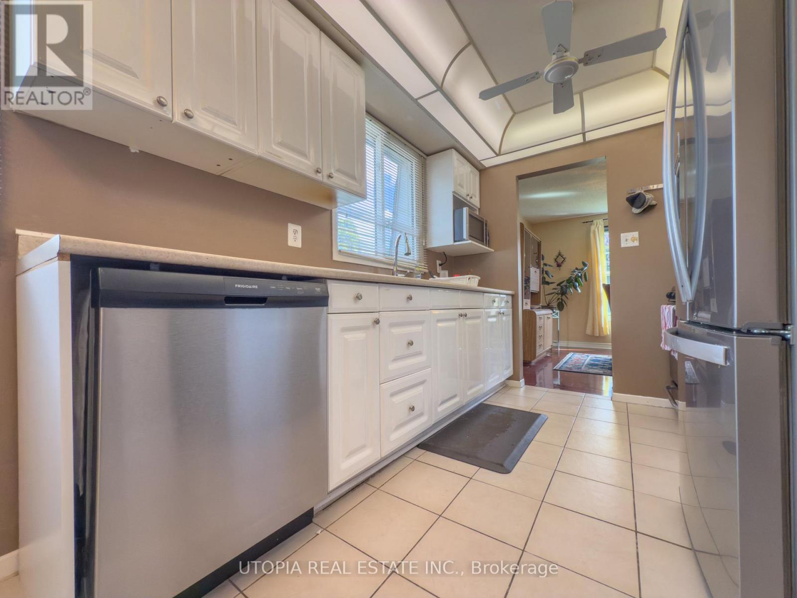 165 North Service Road E, Oakville, Ontario  L6H 1A4 - Photo 23 - W12469920