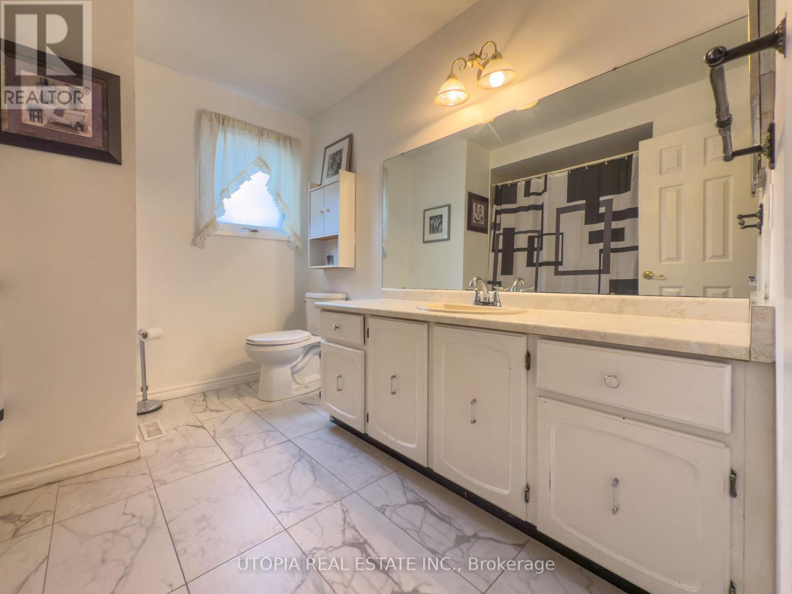 165 North Service Road E, Oakville, Ontario  L6H 1A4 - Photo 32 - W12469920