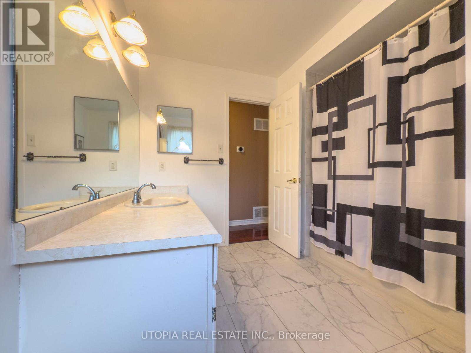 165 North Service Road E, Oakville, Ontario  L6H 1A4 - Photo 33 - W12469920