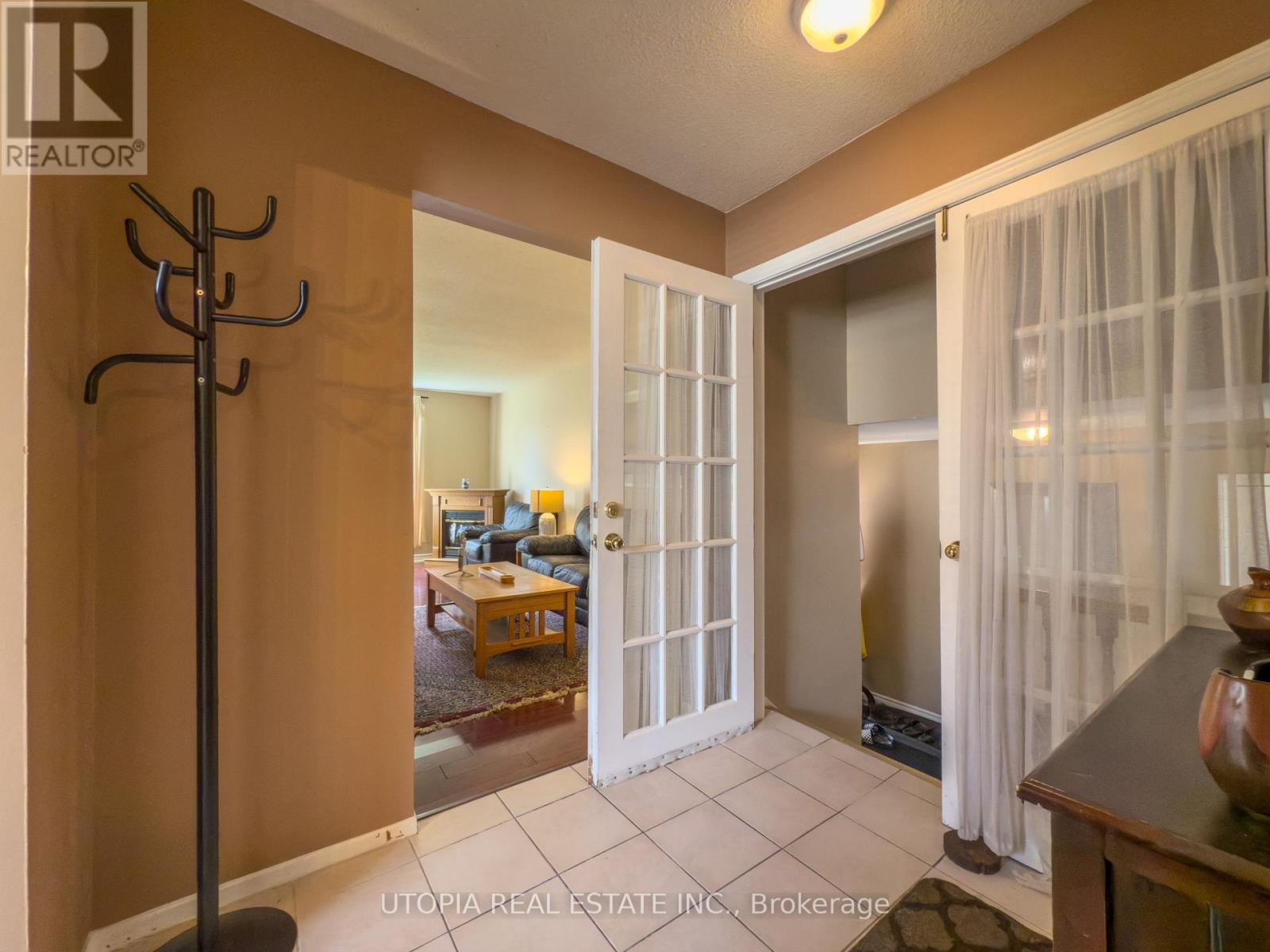 165 North Service Road E, Oakville, Ontario  L6H 1A4 - Photo 34 - W12469920