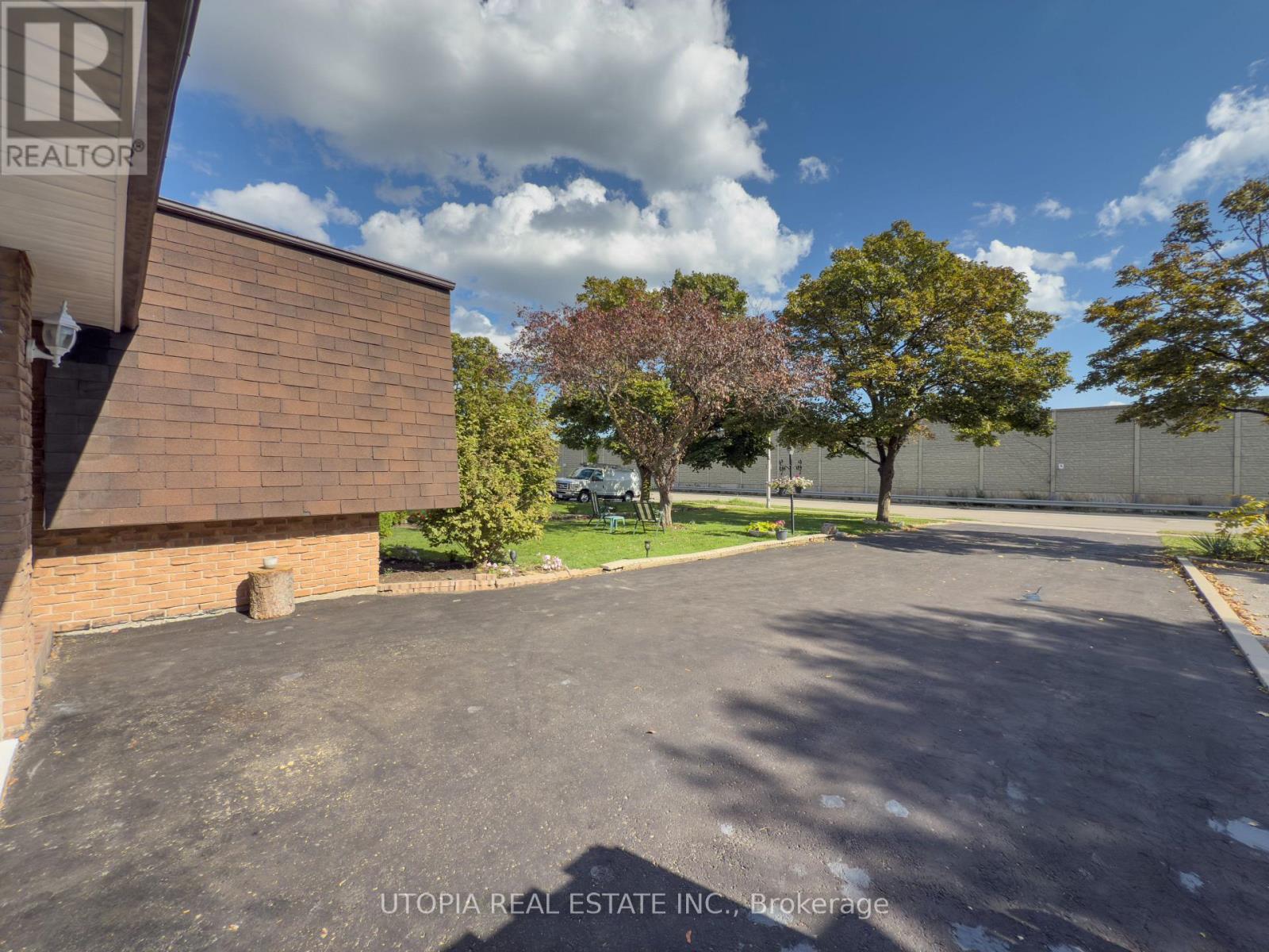 165 North Service Road E, Oakville, Ontario  L6H 1A4 - Photo 9 - W12469920