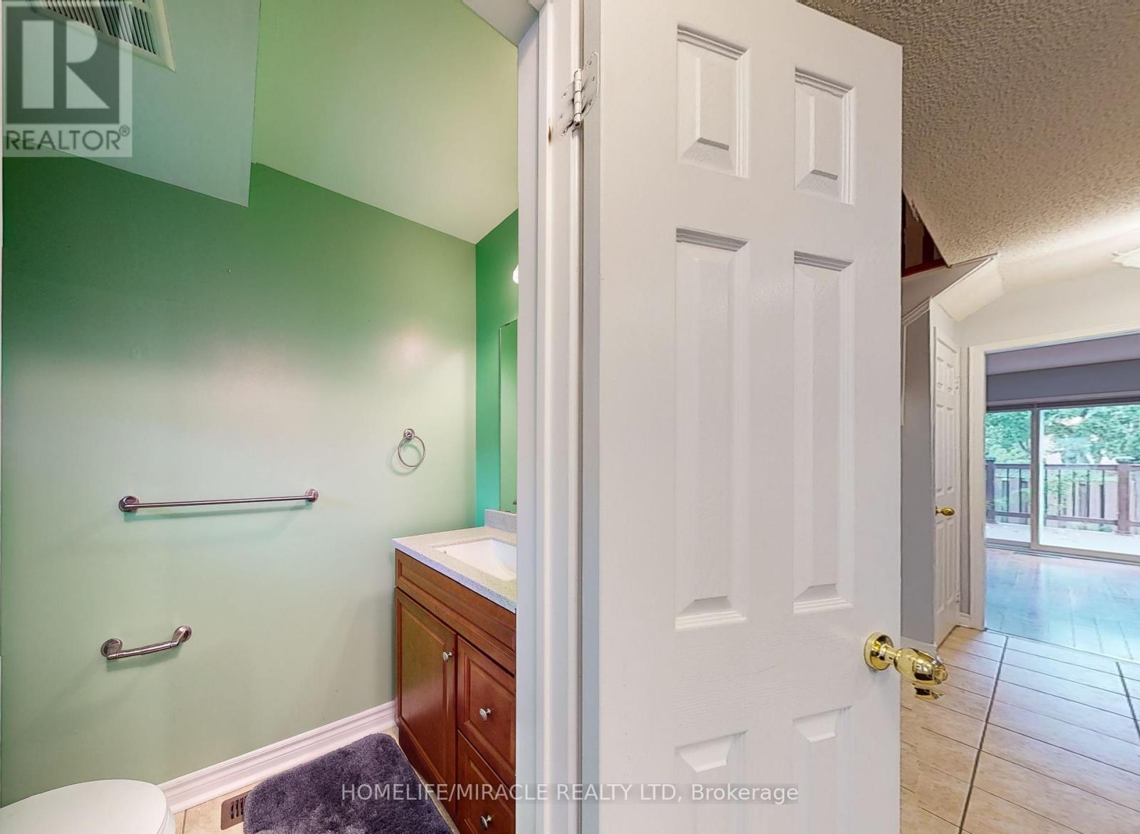 36 Mannel Crescent, Brampton, Ontario  L6Y 5E2 - Photo 9 - W12469944
