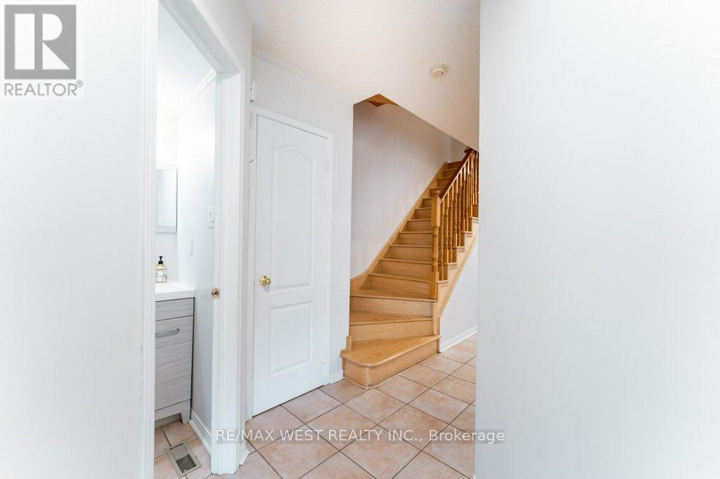 3143 Clayhill Road, Mississauga, Ontario  L5B 4J3 - Photo 10 - W12469952