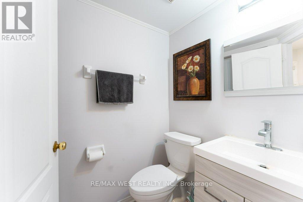 3143 Clayhill Road, Mississauga, Ontario  L5B 4J3 - Photo 11 - W12469952