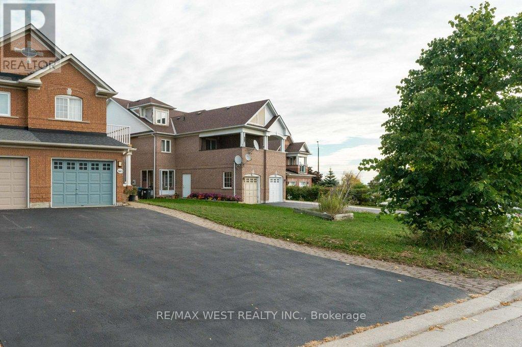 3143 Clayhill Road, Mississauga, Ontario  L5B 4J3 - Photo 2 - W12469952
