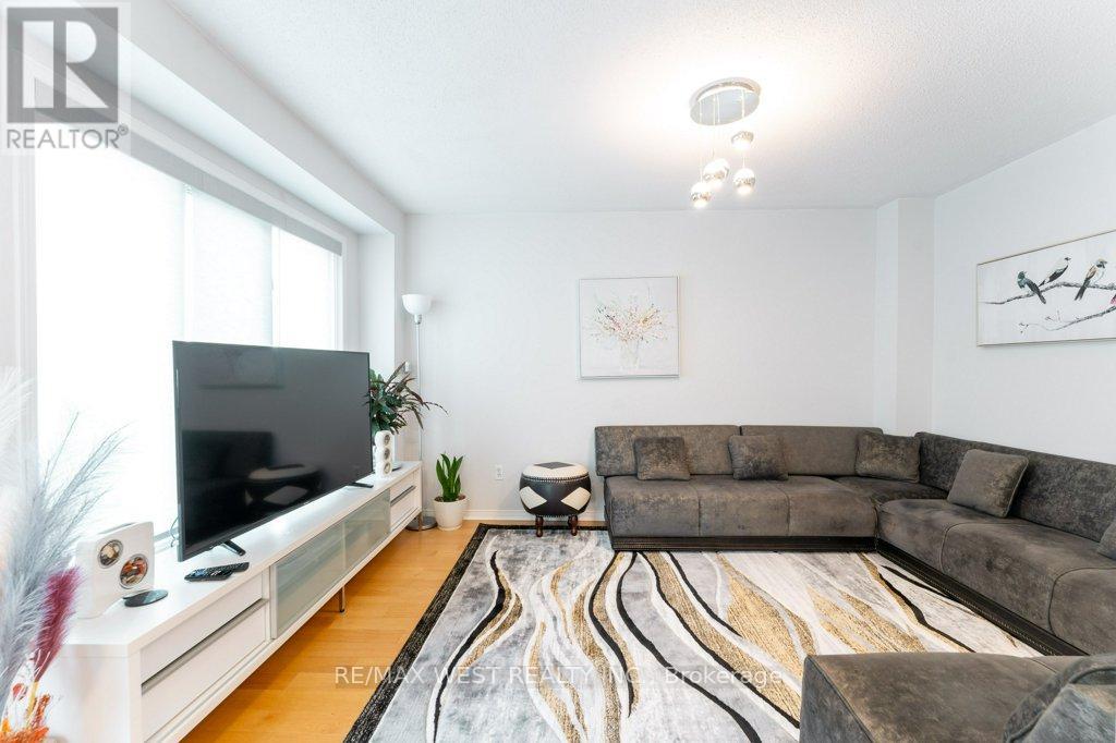 3143 Clayhill Road, Mississauga, Ontario  L5B 4J3 - Photo 21 - W12469952