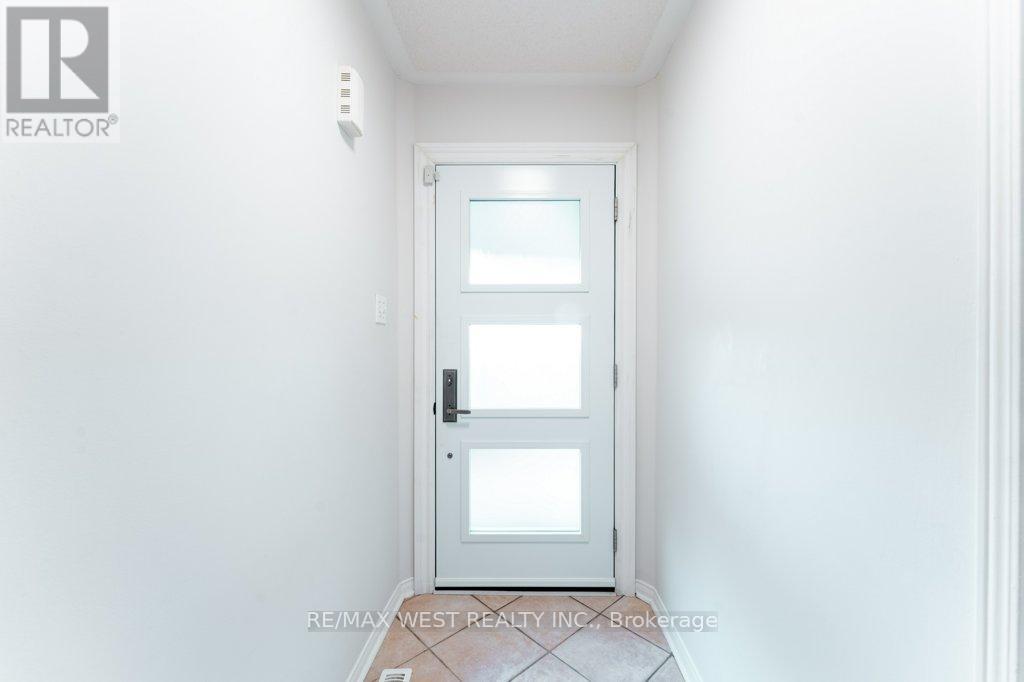 3143 Clayhill Road, Mississauga, Ontario  L5B 4J3 - Photo 9 - W12469952