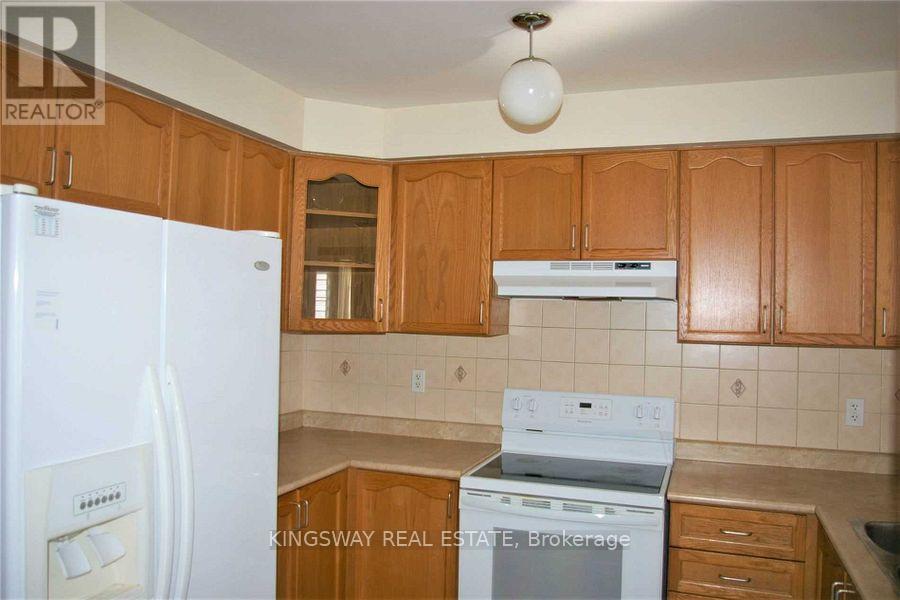 3022 Mission Hill Drive, Mississauga, Ontario  L5M 0C1 - Photo 5 - W12469960