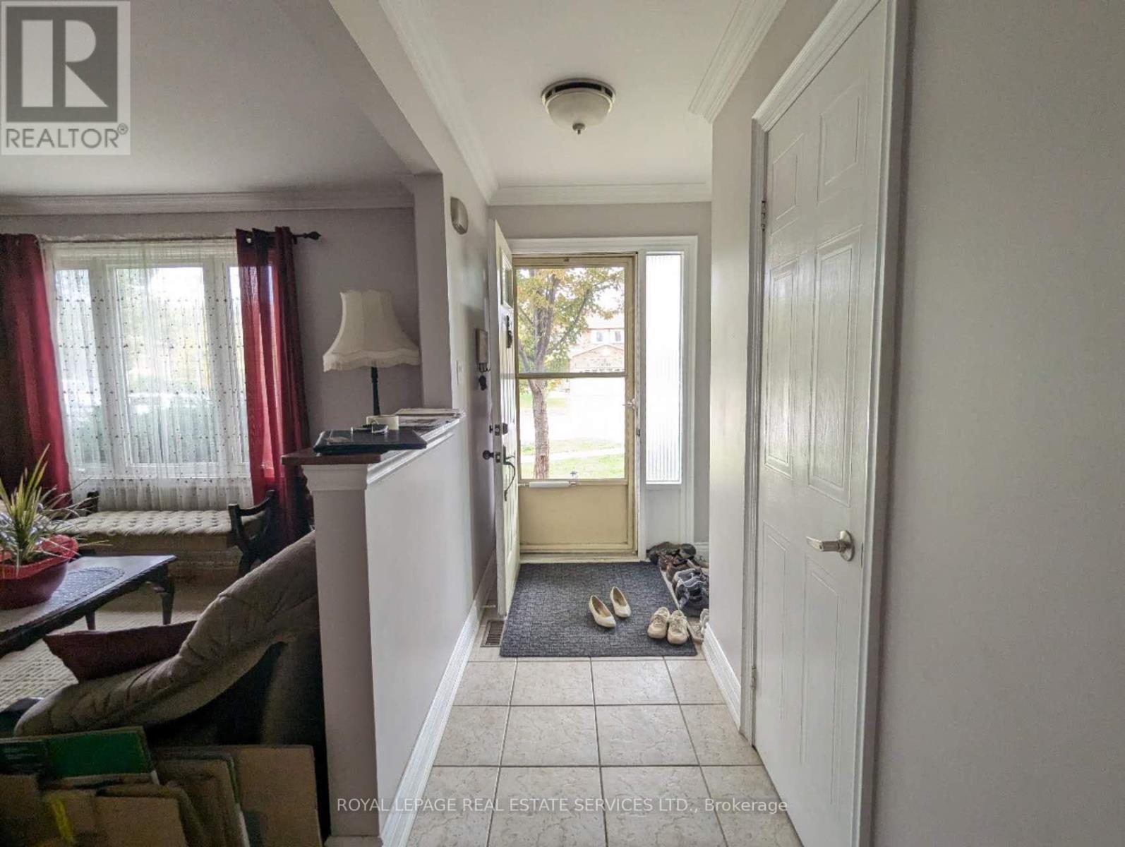 4179 Melia Drive, Mississauga, Ontario  L5C 4J3 - Photo 2 - W12469966