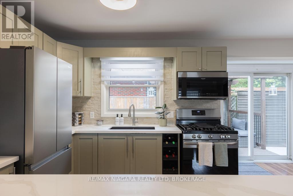 37 Parnell Road, St. Catharines, Ontario  L2N 2W5 - Photo 9 - X12469969