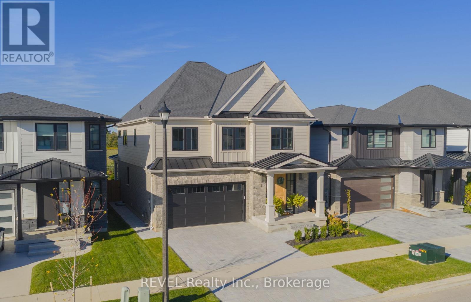 21 Arsenault Crescent, Pelham, Ontario  L0S 1E1 - Photo 2 - X12469973