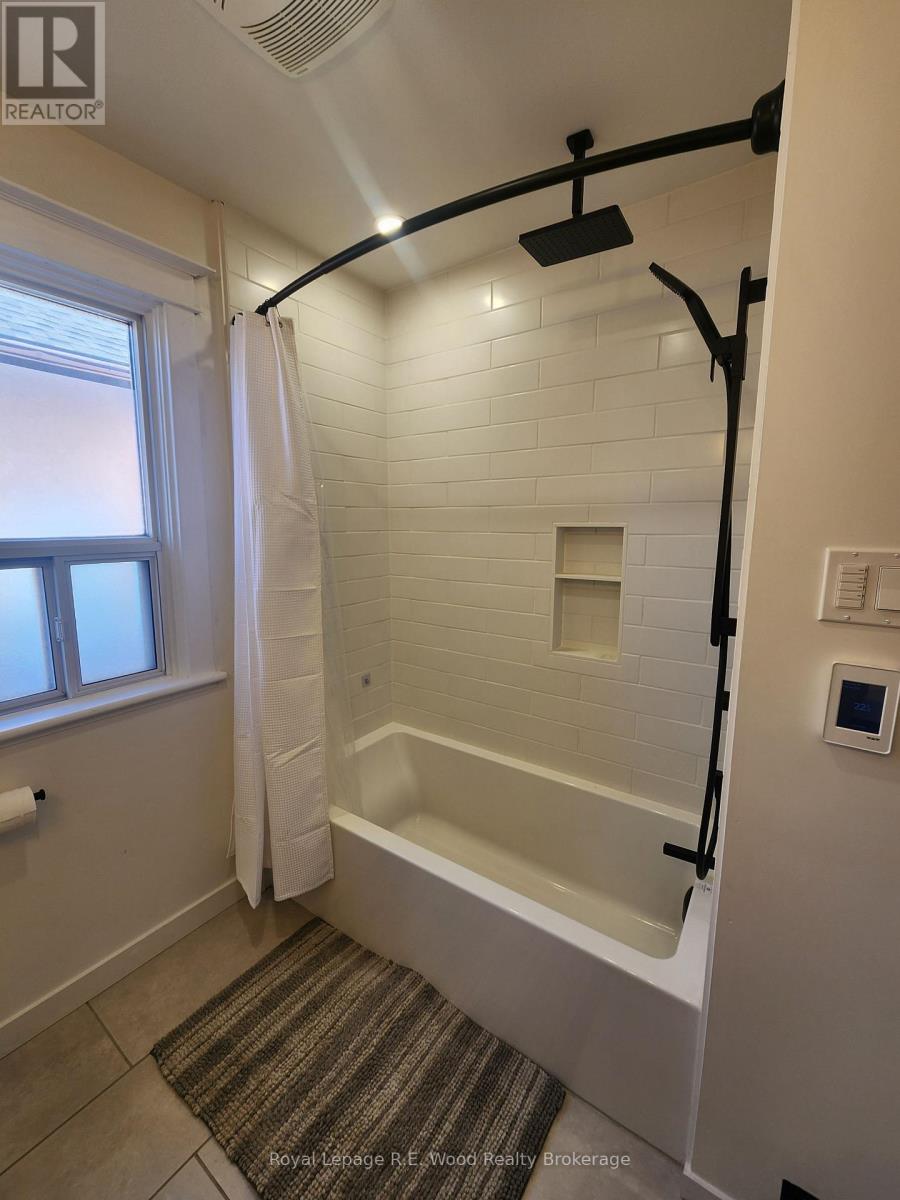 252 Graham Avenue S, Hamilton, Ontario  L8K 2M6 - Photo 14 - X12467903