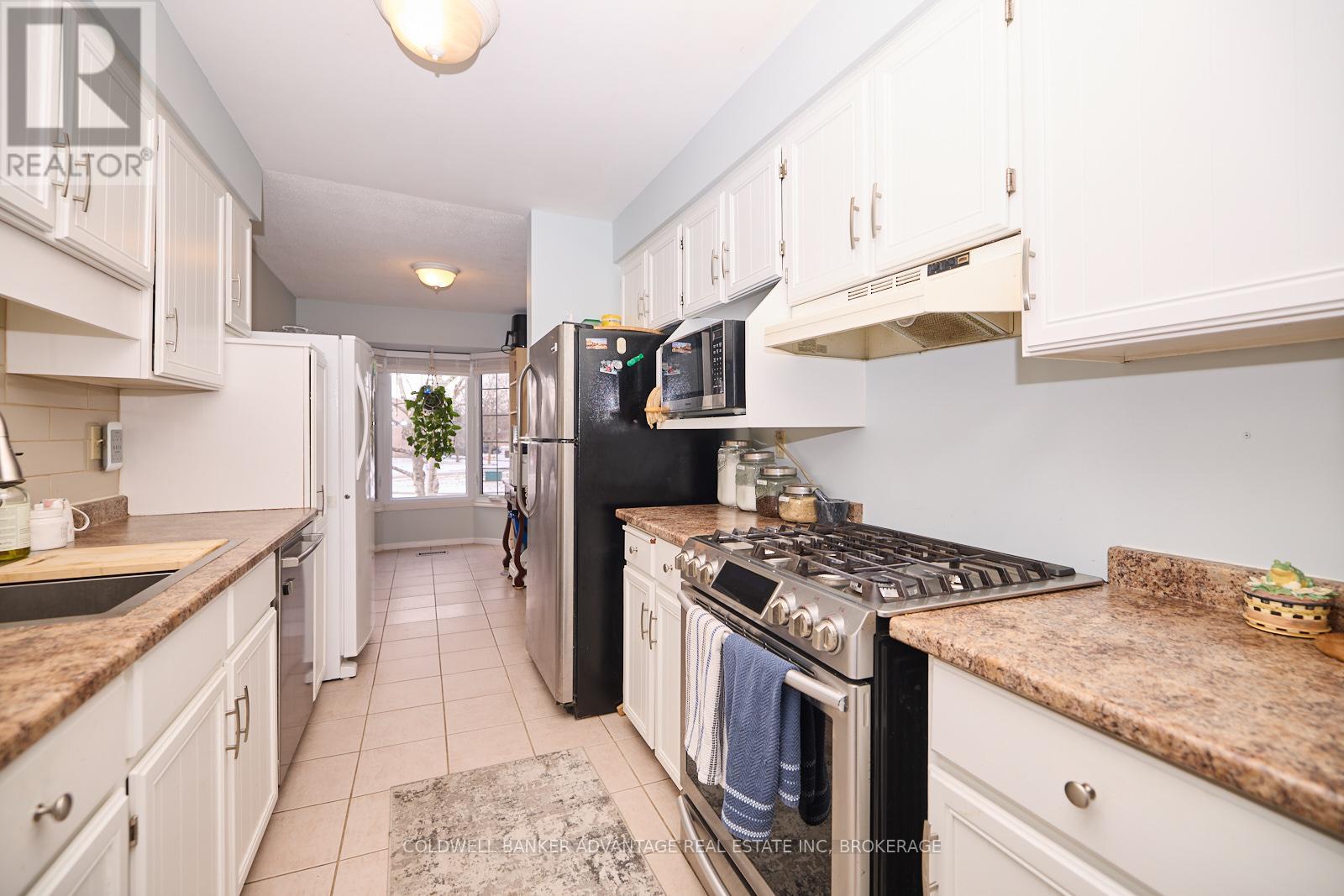 33 Naples Court, Thorold, Ontario  L2V 4S7 - Photo 10 - X12470018