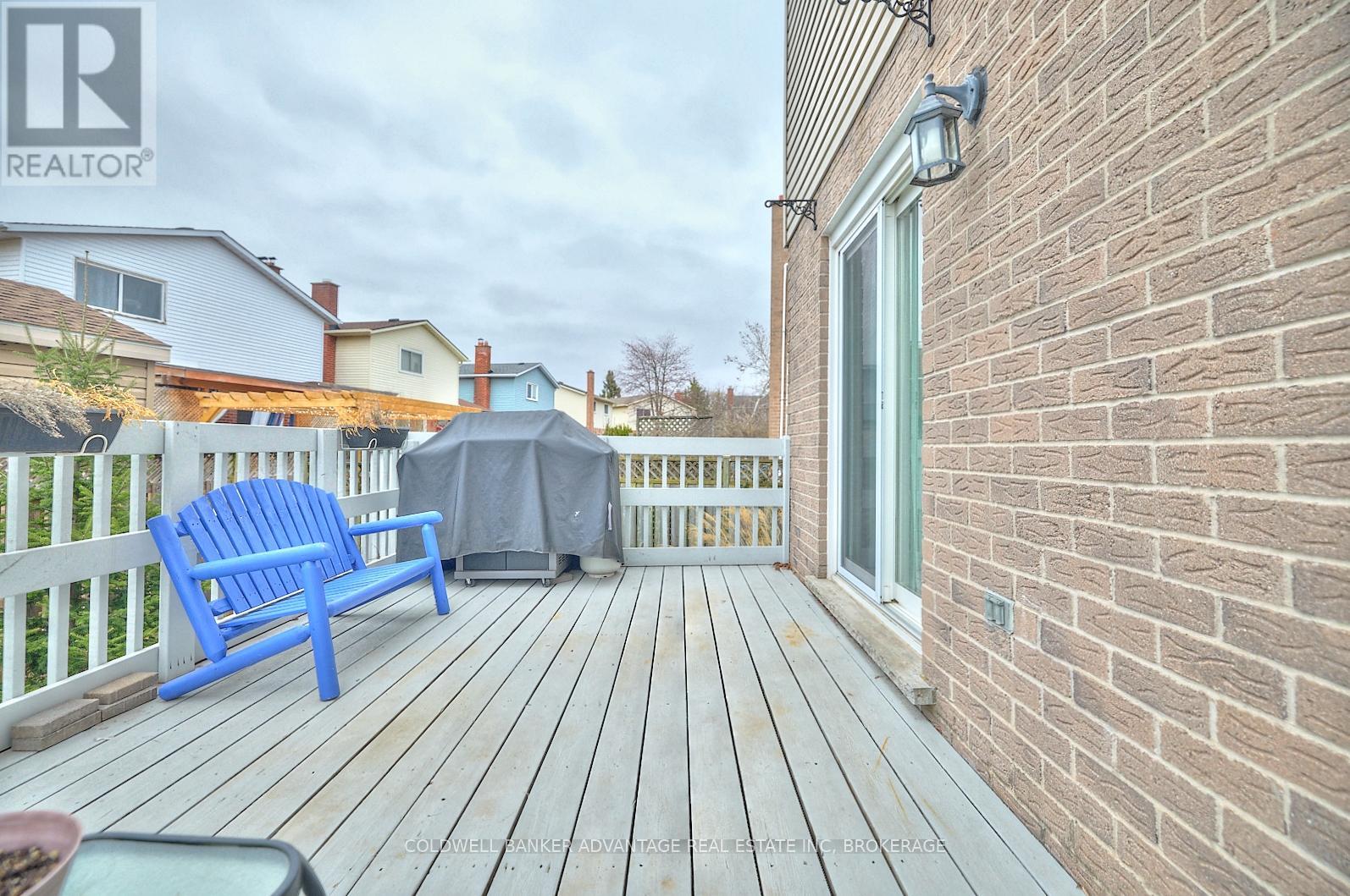 33 Naples Court, Thorold, Ontario  L2V 4S7 - Photo 3 - X12470018