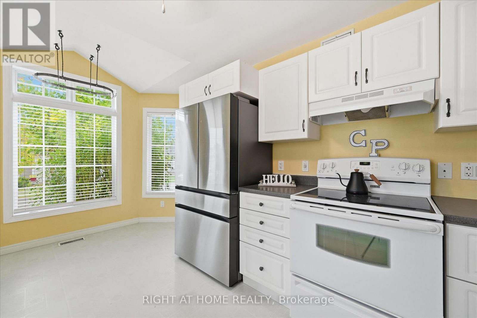 111 Gracehill Crescent, Hamilton, Ontario  L8B 1A5 - Photo 8 - X12469978