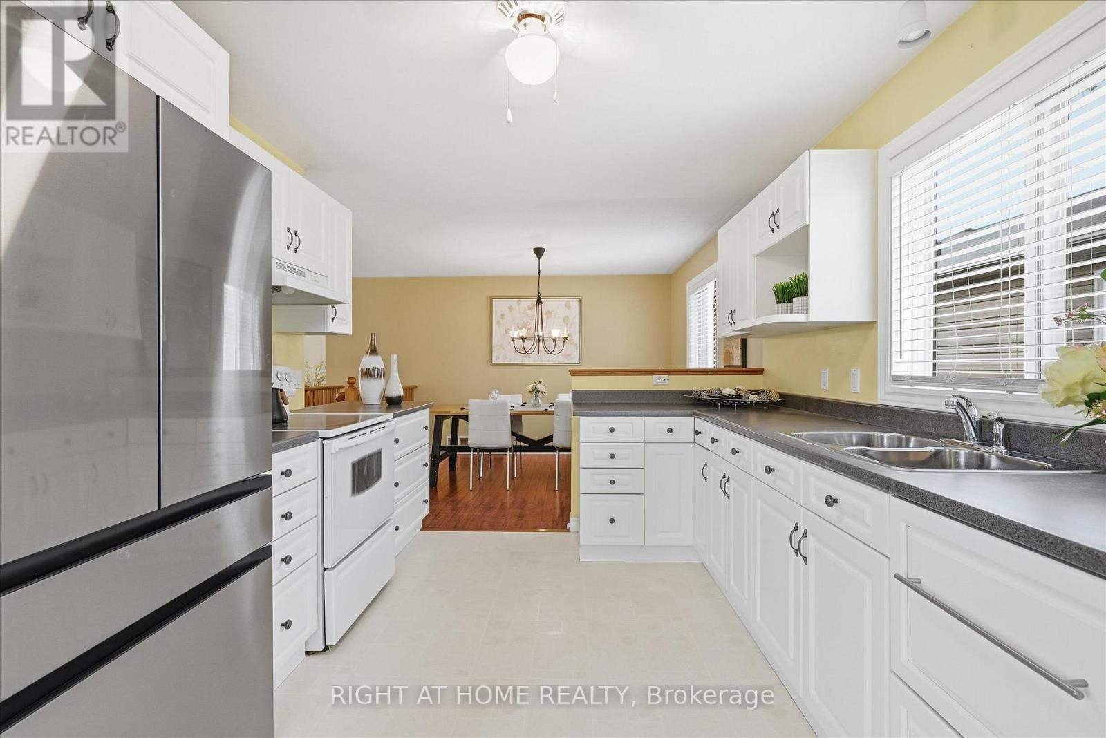 111 Gracehill Crescent, Hamilton, Ontario  L8B 1A5 - Photo 9 - X12469978