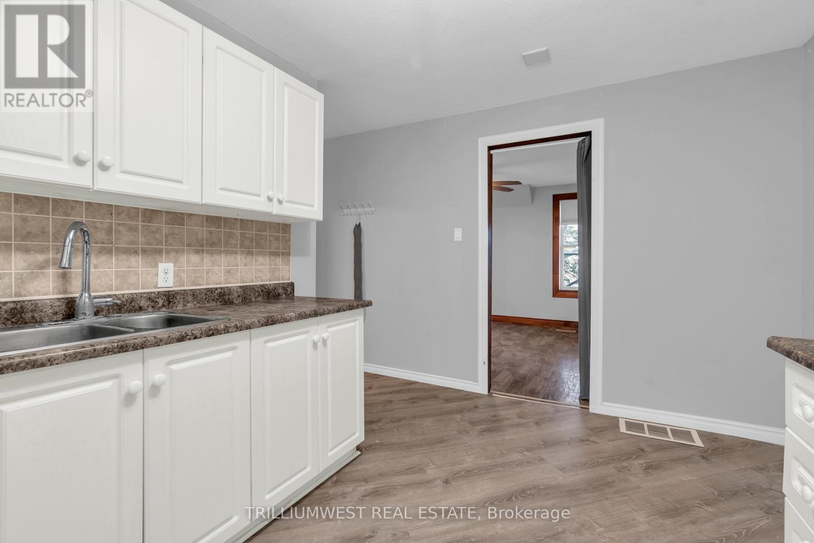 Upper - 63 Highland Road, Kitchener, Ontario  N2M 3B7 - Photo 9 - X12469984