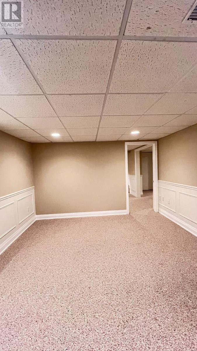 1534 Hollywell Avenue, Mississauga, Ontario  L5N 4P5 - Photo 12 - W12469584
