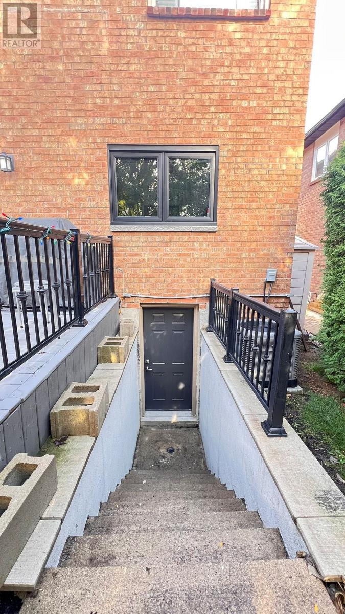 1534 Hollywell Avenue, Mississauga, Ontario  L5N 4P5 - Photo 7 - W12469584