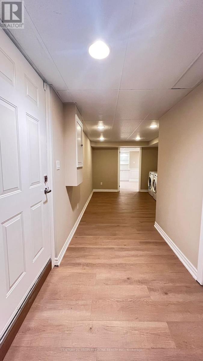 1534 Hollywell Avenue, Mississauga, Ontario  L5N 4P5 - Photo 9 - W12469584