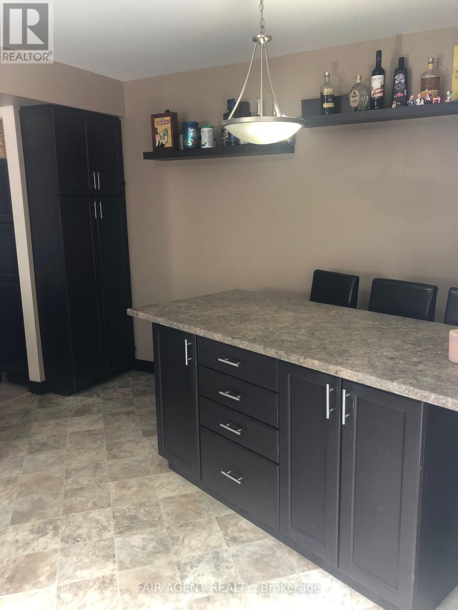 562 Erinbrook Drive, Kitchener, Ontario  N2E 3M8 - Photo 19 - X12469872