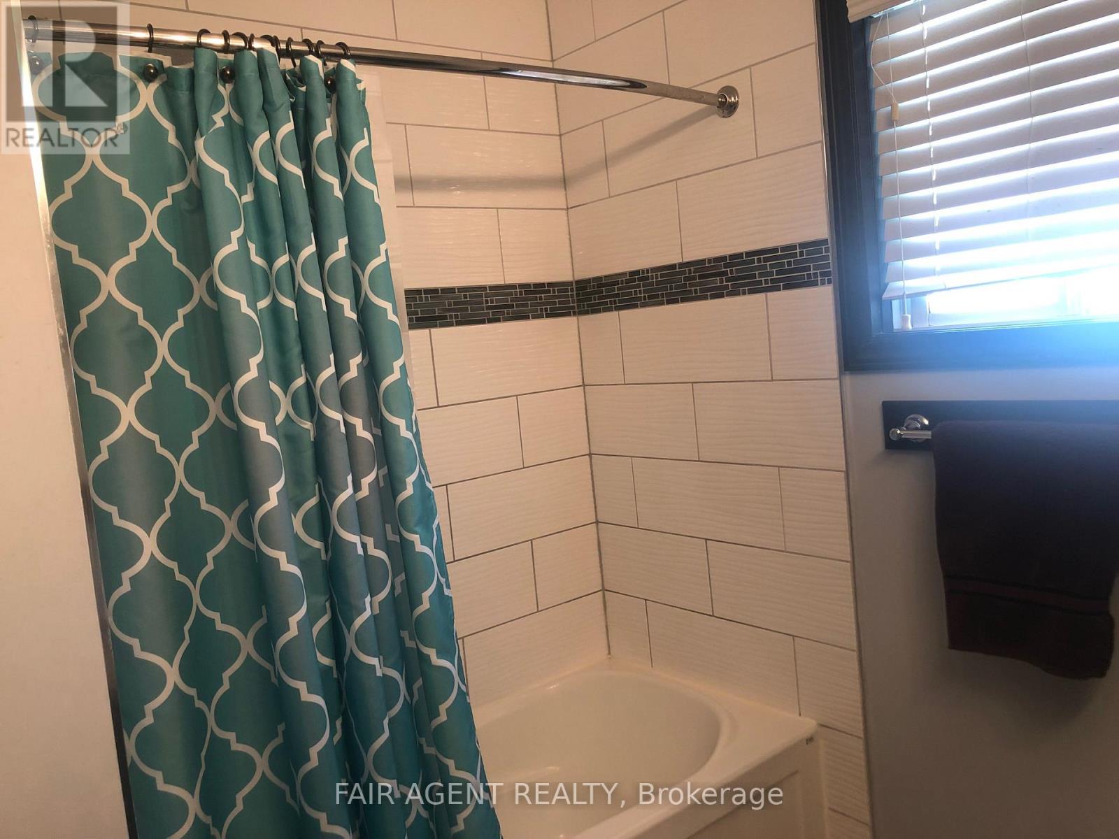 562 Erinbrook Drive, Kitchener, Ontario  N2E 3M8 - Photo 32 - X12469872