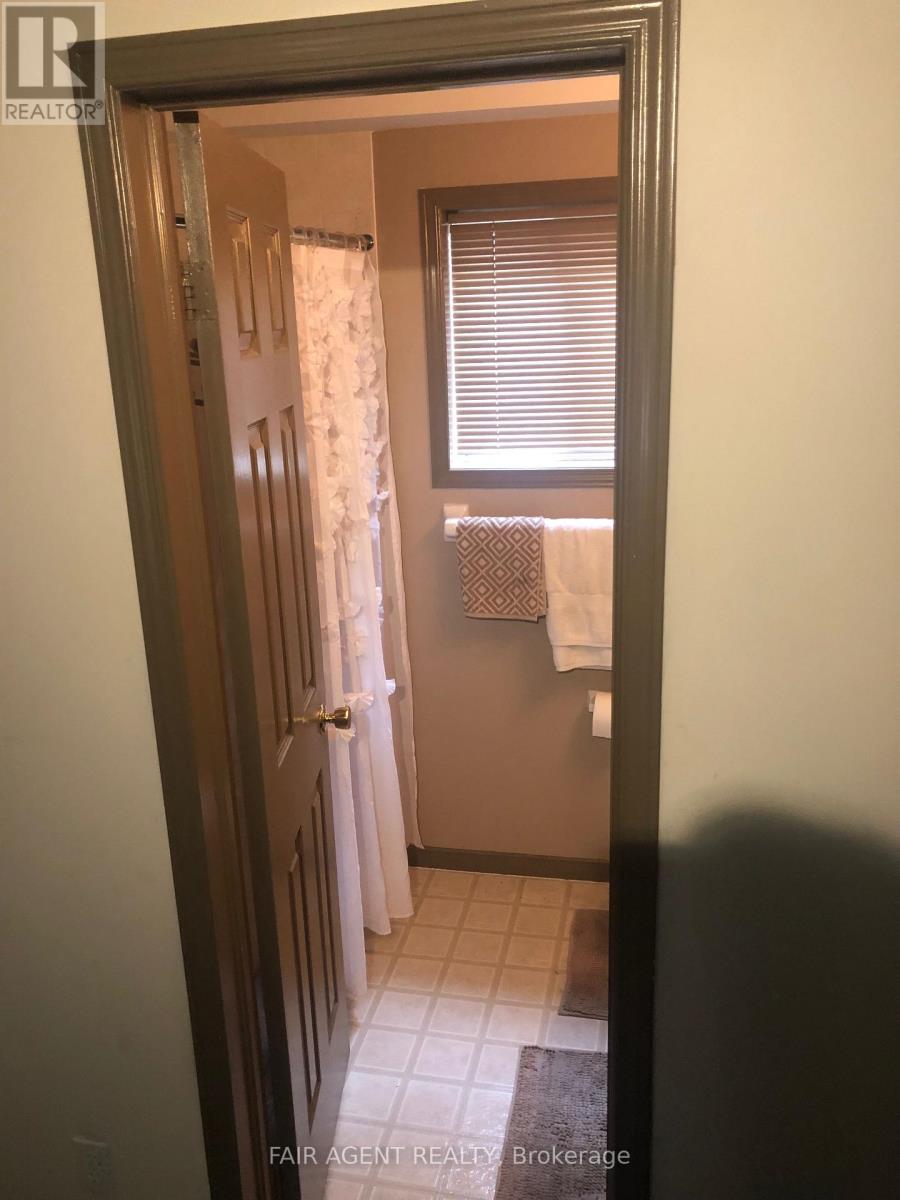 562 Erinbrook Drive, Kitchener, Ontario  N2E 3M8 - Photo 36 - X12469872