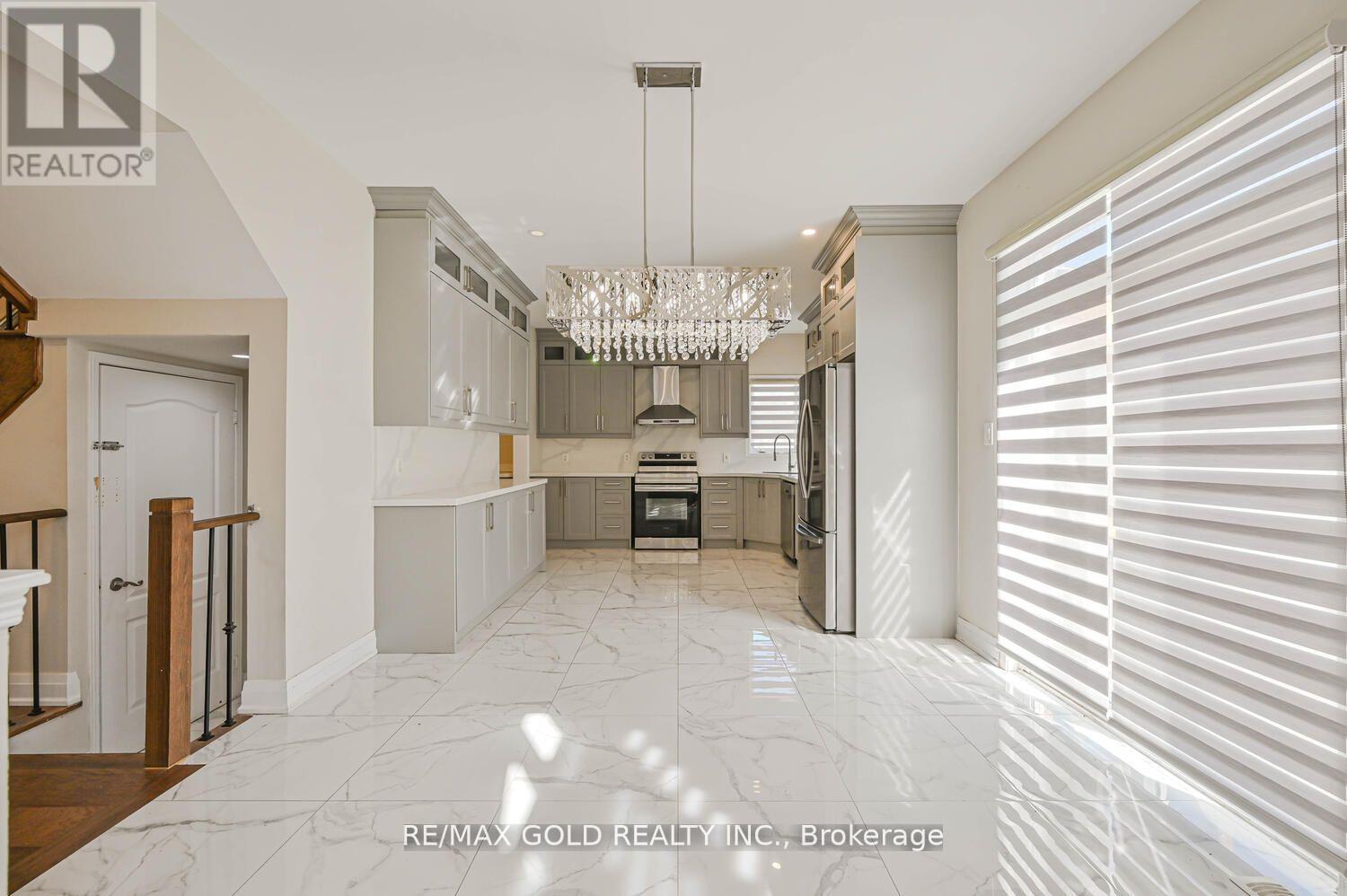 3 Freshspring Drive, Brampton, Ontario  L6R 3H6 - Photo 10 - W12466942