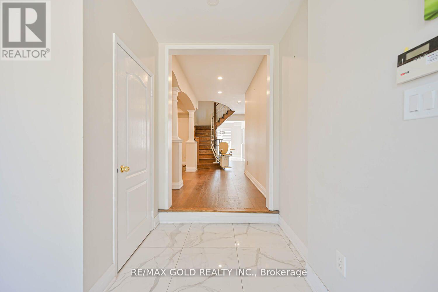 3 Freshspring Drive, Brampton, Ontario  L6R 3H6 - Photo 16 - W12466942