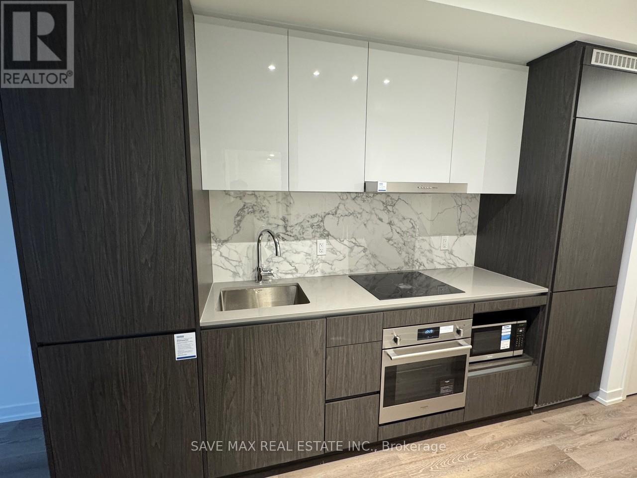 2215 - 28 INTERCHANGE WAY, Vaughan, Ontario