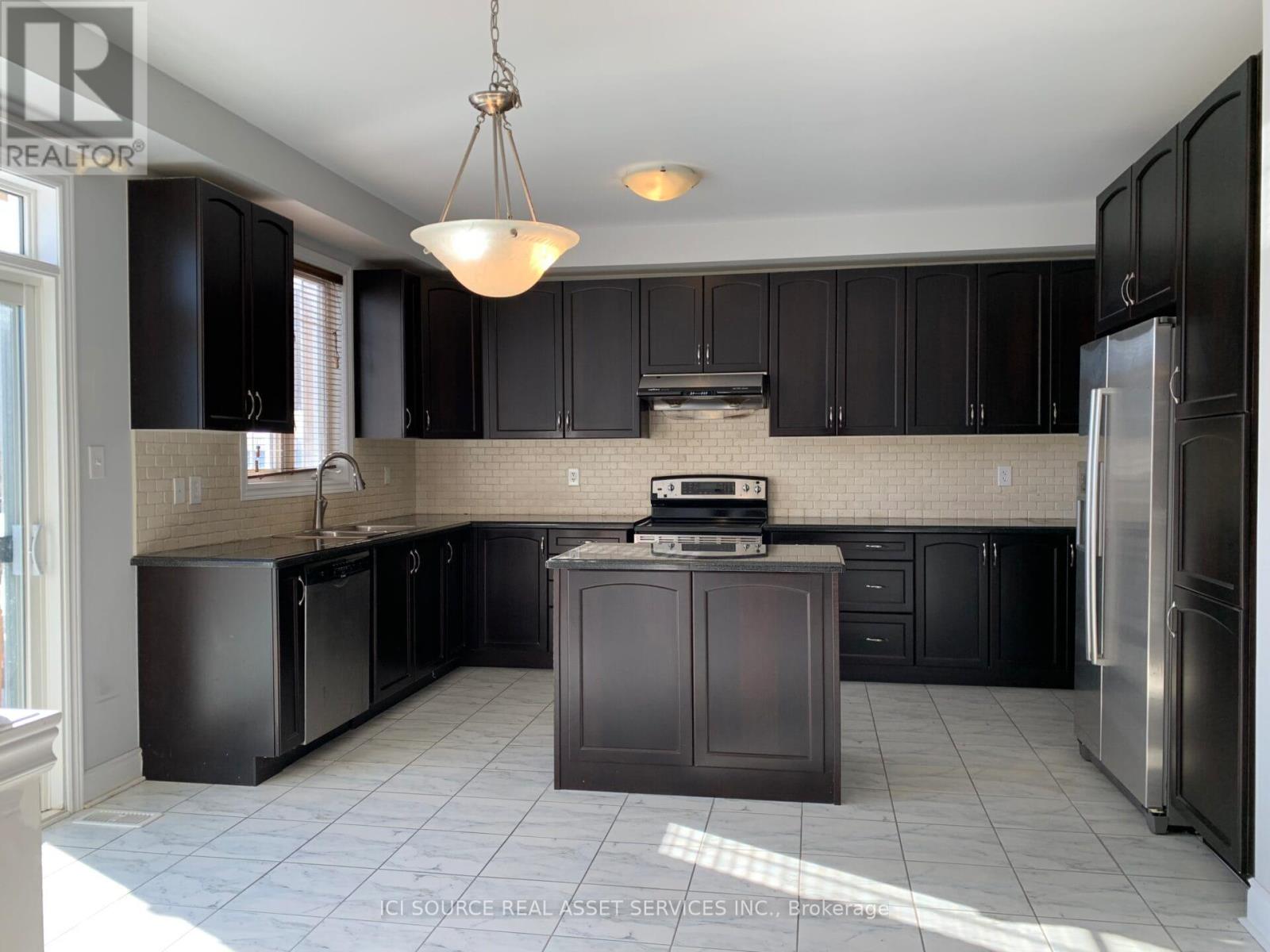 228 Vanda Drive, Vaughan, Ontario  L6A 4E5 - Photo 6 - N12470039