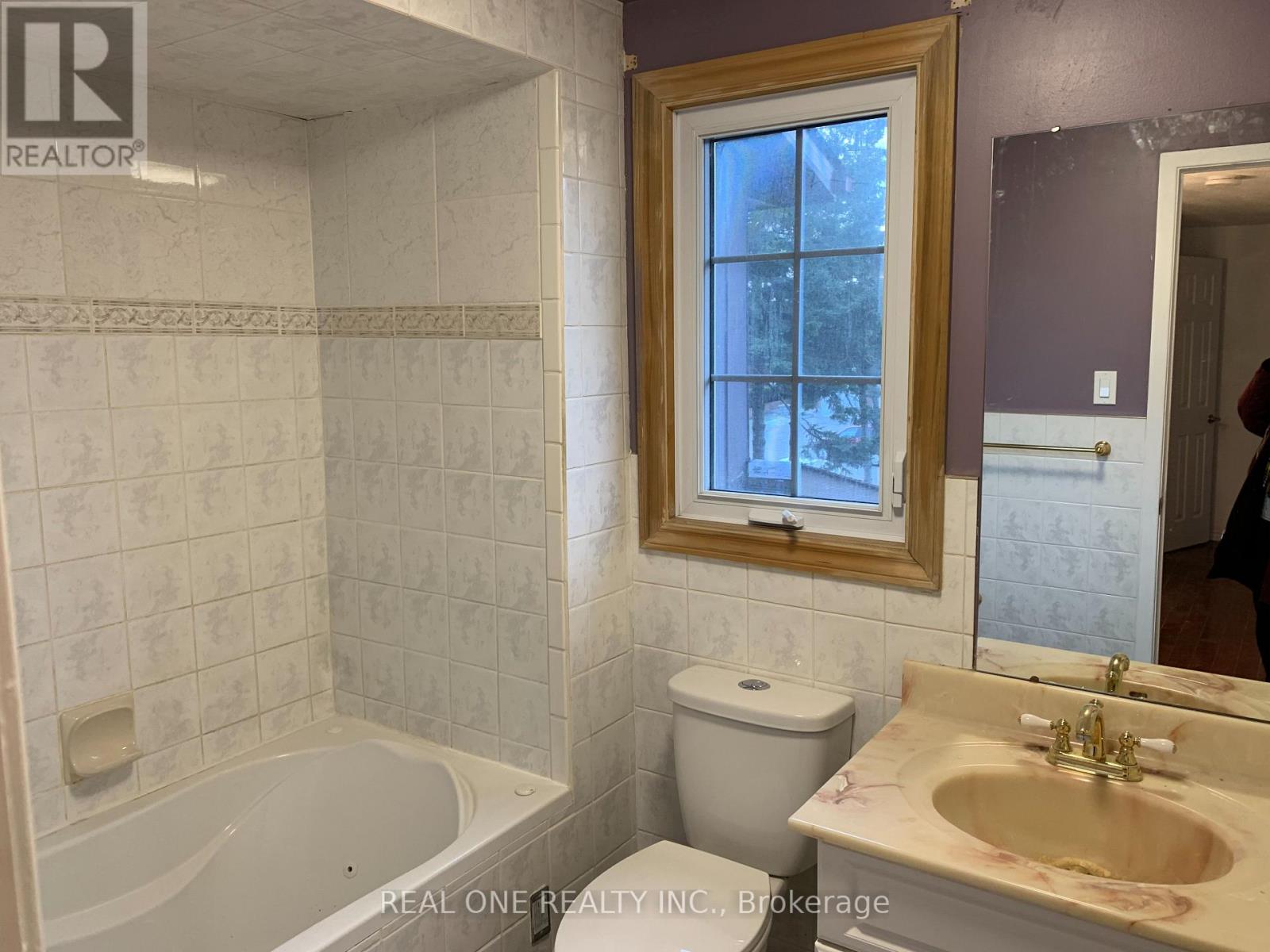 37 Middleton Court S, Markham, Ontario  L3R 3G6 - Photo 10 - N12470046
